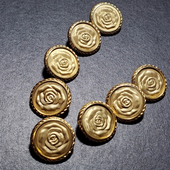 Metal Shank Buttons Flower in Gold Tone - Picture 7 of 7